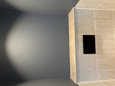 Nymålad vägg i blågrå kulör